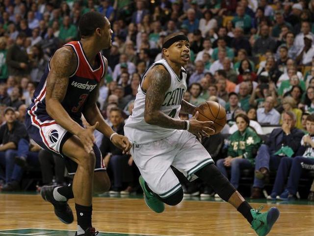 她注意力集 她注意力集